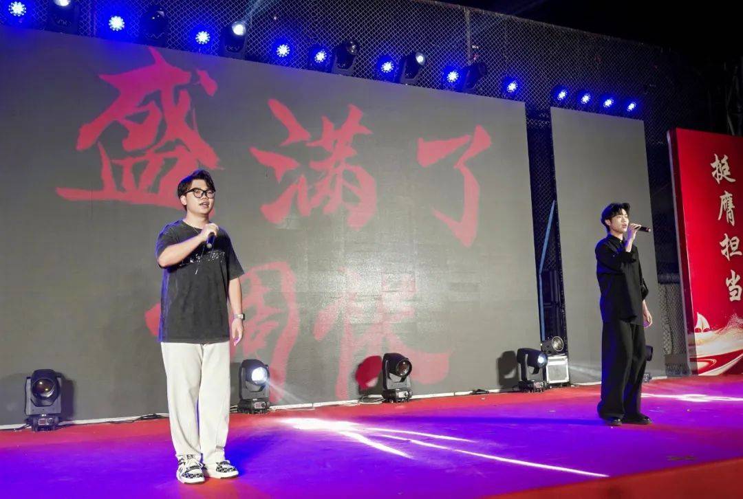 绿紫对决，比赛节奏紧凑，观众热情高涨