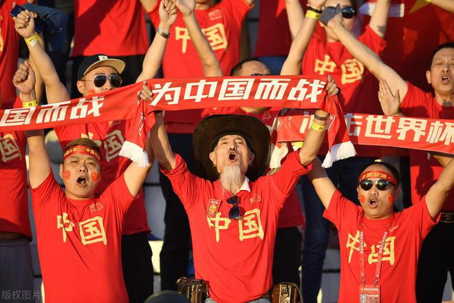 热门足球比赛引发球迷狂热，瞬间沸腾的简单介绍