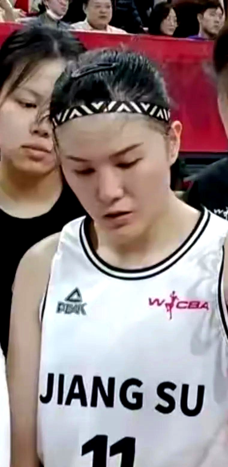 女篮赛事打破僵局，选手斗志昂扬