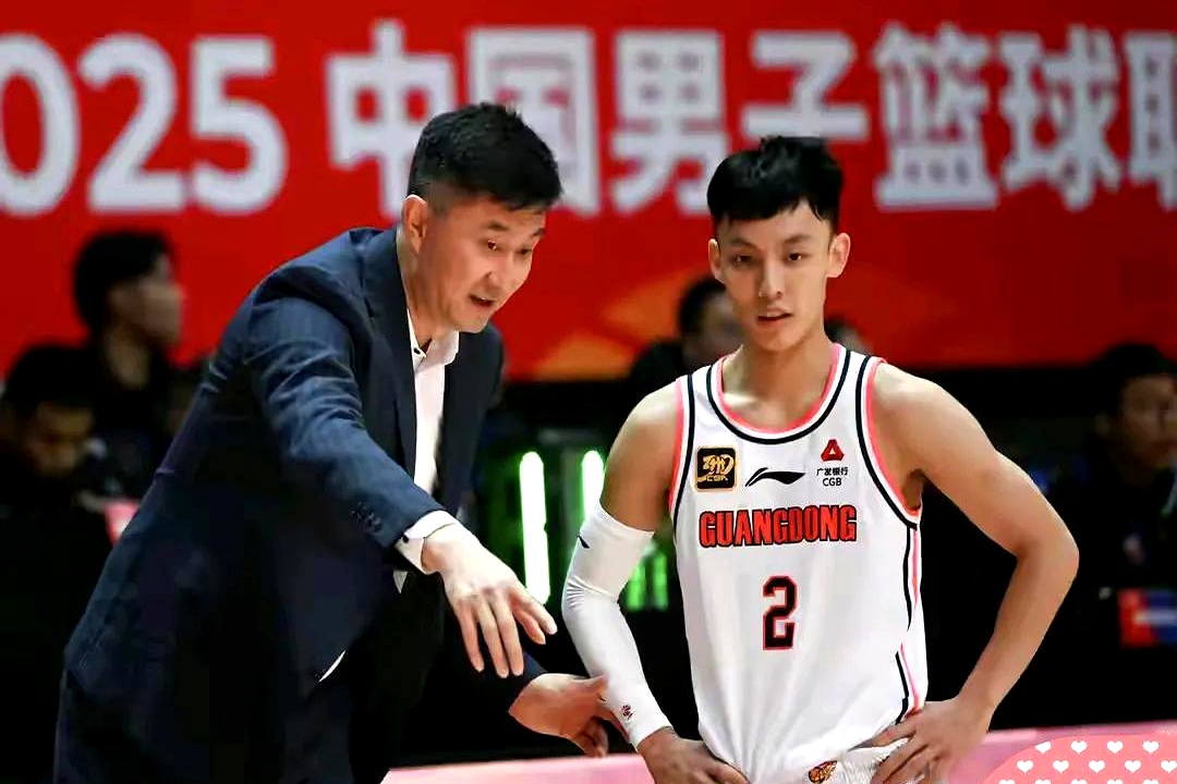 球队强劲开局，全队士气高涨的简单介绍