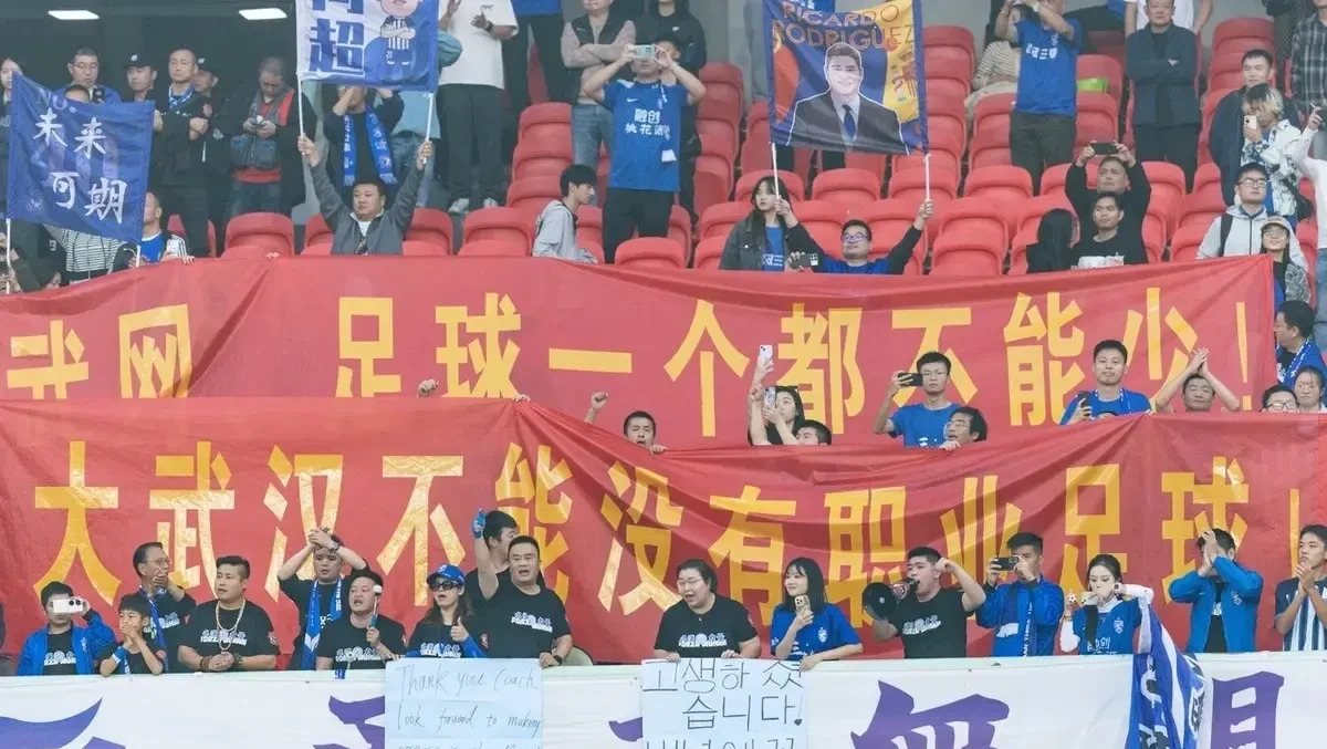 包含足球赛场上的强强对话即将上演，球迷们翘首期盼的词条