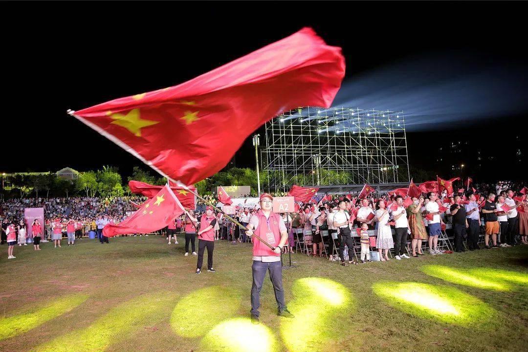 波澜壮阔：球队昂首阔步，勇夺胜利的简单介绍