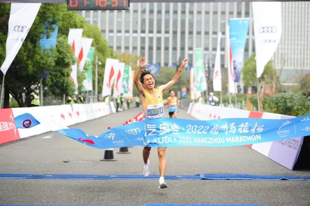 非洲运动员披荆斩棘，攀上领奖台