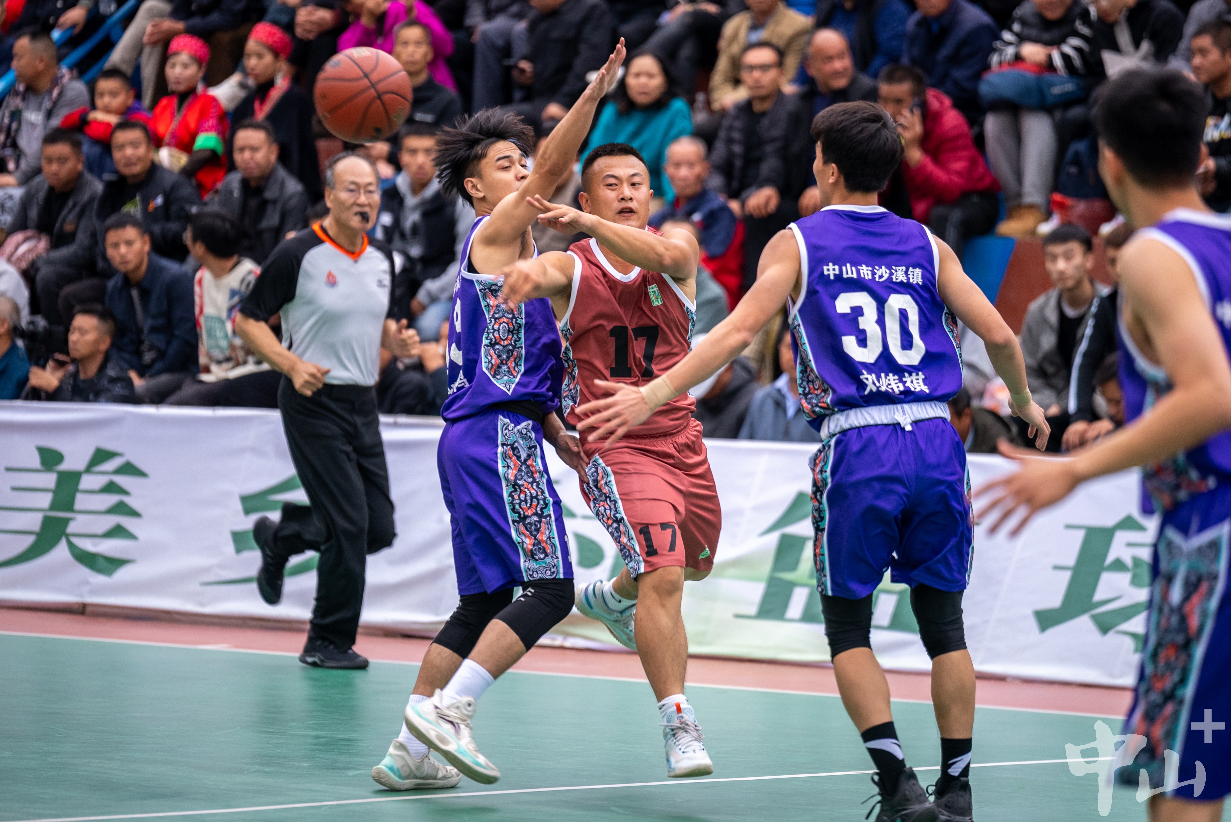 凯发娱乐天生赢家-包含顶尖篮球俱乐部为争夺冠军展开激烈对抗的词条
